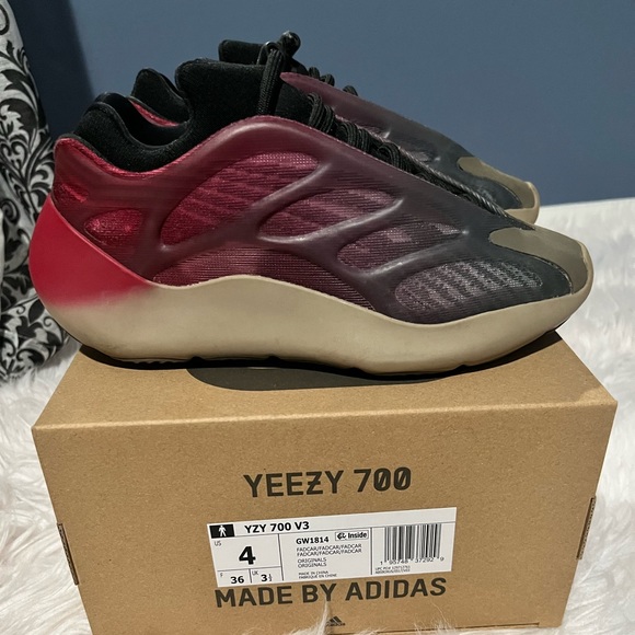 Yeezy 700 V3 “fade copper” - Picture 1 of 5